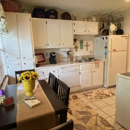 Oxford Town-Close to Campus and Walking Trails-New Furniture!