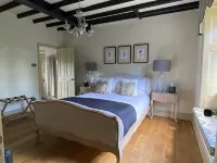 Luxury Coach House in beautiful rural village, scenic walks & 3 miles to Ledbury