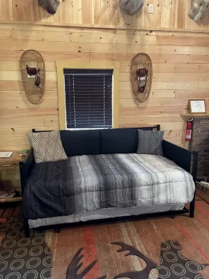 Adirondack Style Lodge - Minutes from Keuka Lake, Wineries. Very Private. - balcony