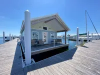 Decked Out - Tranquil! Immaculate! Unique! Downtown! Dock Your Boat!! - House Boats