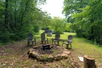 Moonshine Cabin with a nice yard on the creek in the shadows of the Smokies - Hot Tub