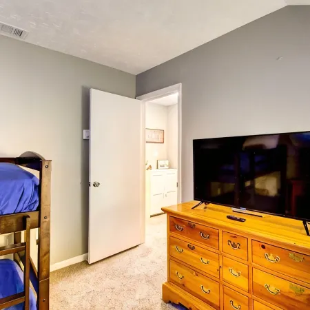 Cozy Wintergreen Ski Chalet -Hot Tub-Walk to Slopes & Family Friendly!