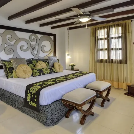Hotel Dorado Plaza Calle del Arsenal Отели рядом с достопримечательностью «Манга»