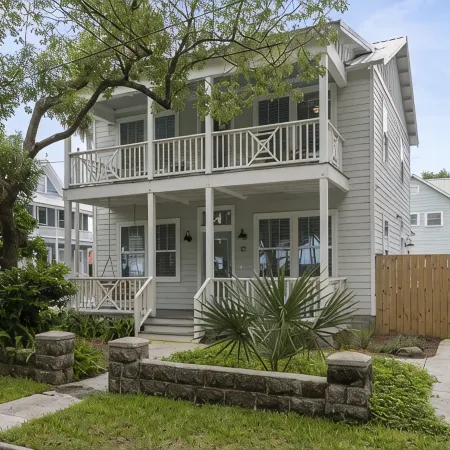 Downtown Charmer with Pool - Perfect for Couples or Small Families!