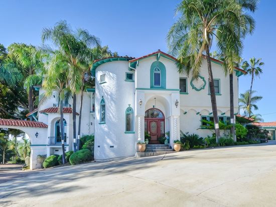 VILLA  ESCONDIDO stunning one of a kind luxury suite with views and a pool