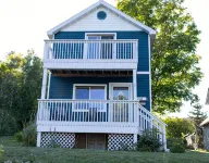 Cozy house with lake view near Marquette - Homestays