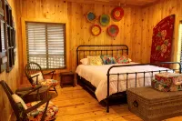 Cabin on Lake Keowee just minutes from Clemson, lake front property with firepit - Chalets