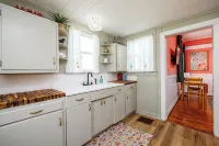 King Bed, Pet Friendly, Main Floor, Walk Downtown - Apartemen