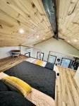 Cozy 2 bedroom cabin nestled in the pines - Homestays