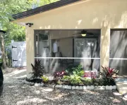 Quiet Studio, minutes from Beaches, Shopping, Dining, 5th Ave and 3rd Street - Apartments