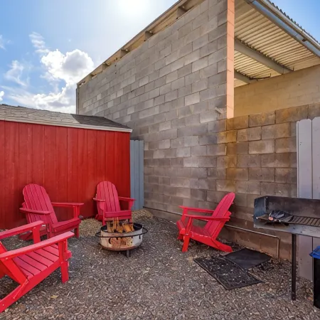 Route 66 Downtown Burgundy Bungalow w/Fenced Yard, AC, W/D, 3 Smart TVs, Wi-Fi
