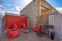 Route 66 Downtown Burgundy Bungalow w/Fenced Yard, AC, W/D, 3 Smart TVs, Wi-Fi - 4 tähden