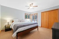 Mountain Cabin overlooking Boyne near Nubs W/ Hot Tub - Wifi