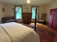 Charming 3-bedroom farmhouse in welcoming Skaneateles, short walk to village. - WiFi