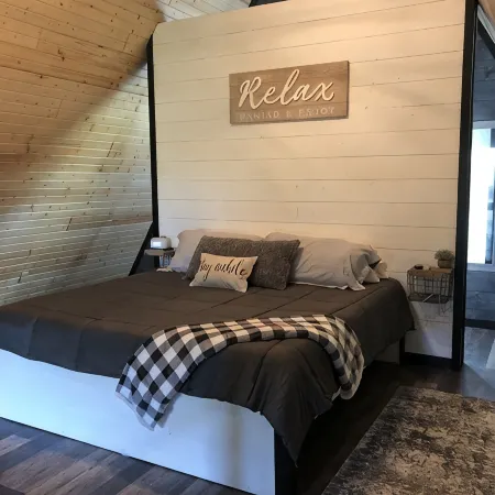 SereniTree Cabin - Modern Rustic Getaway tucked in the trees