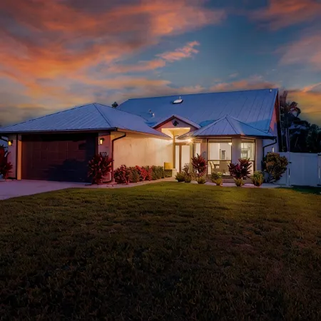 3mins2Beach-Sleeps10-Pool+FencedYard-Bikes-Patio