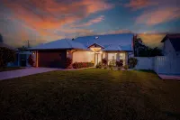 3mins2Beach-Sleeps10-Pool+FencedYard-Bikes-Patio - Swimmingpools