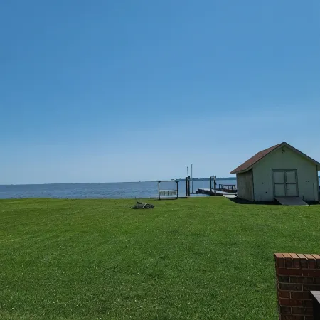 Beautiful Waterfront Vacation Rental on the Currituck Sound