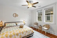 Luxurious + Spacious 3 BR In Midtown, LARGE backyard, Near food+Bar - Holiday bungalows