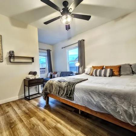 🌊King bed - near SoFi and LAX - free onsite parking Hotels in Compton