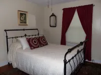 Little White Cottage-Country Setting In Town Just 5 minutes to The Ark Encounter - WiFi
