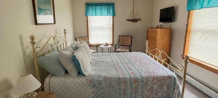 Entire house in Wells, ME nestled in a quiet neighborhood a mile from the beach. Hotels in Ogunquit
