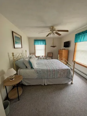 Entire house in Wells, ME nestled in a quiet neighborhood a mile from the beach. - Bungalows