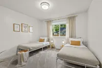 White Guesthouse with a Pool - 홈스테이