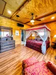 Fox Den Cabin Sleeps up to 18 ADA Compliant main floor w/ Hot Tub - Hytter