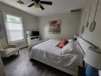 Historic 3 bed, 2bath Bungalow Minutes from IAH with Backyard Putting Green! - 2-Star