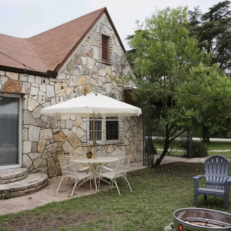 Dos Pinos Riverside Cottage near DT Kerrville