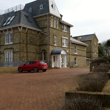 One Bedroom Apartment with Private Balcony and Sea Views. Ferry Discounts.