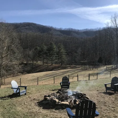 Quiet farmhouse with pond, trails, hot tub, close to skiing and breweries