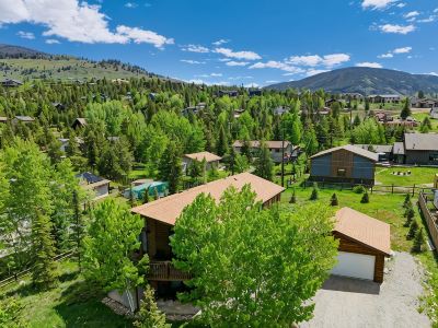 Mtn Modern Home w/ Views, Private Hot Tub + Fantastic Location