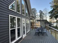 Lake front home with a million dollar view - 4 ดาว
