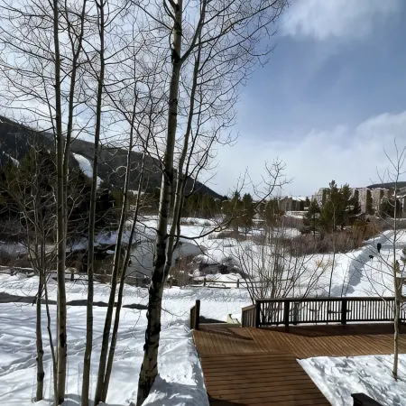 Just Listed! Mountain views, 5 min walk to lifts, 2-bedroom condo in Keystone