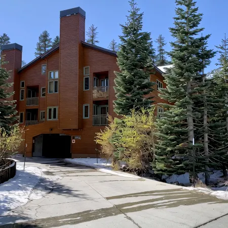 Luxe Mountain Cabin Condo, Prime Location Between Cyn Lodge & Village, Sleeps 10