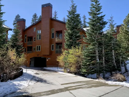 Luxe Mountain Cabin Condo, Prime Location Between Cyn Lodge & Village, Sleeps 10 - Butik