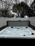 Charming Lake Erie front 2-bedroom house with hot tub in lovely Conneaut - Homestays