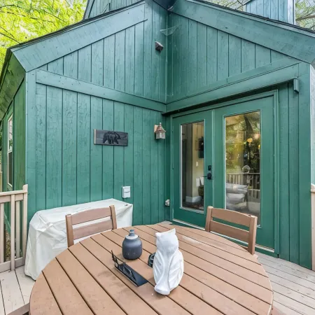 Hidden Gem Cabin: Dog friendly, cozy cabin nestled in the heart of Helen, GA