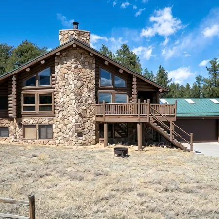 NEW Indian Paintbrush Log Cabin -Sleeps 12+ on scenic horse ranch with views!