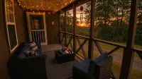 Secluded Magnolia Cabin & Hot Tub - 2-Star