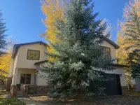 Private Hot tub/Fire Table on Large Deck overlooking Eagle River! Fly-fishing! - Boutique