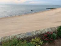 Stunning Waterfront Home with Private Beach! - 5 ดาว