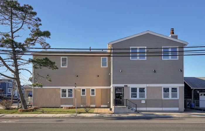 Spacious Skylit Seaside Stay - Walk to Bay & Beach - King Bed, Parking, Patio