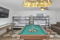 Scenic Mountain Views w/ Game Room, Pool & Hottubs - con encanto