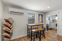 Downtown Big Sky Bungalow w/AC, Fully Fenced Yard, W/D, 2 Smart TVs, Speedy WiFi - บังกะโล