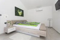Villa Jelena | 4-Star Villa with Heated Pool, Privacy & Barbecue House - Balkoner