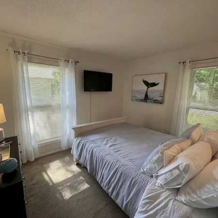 Cozy, Bright Beach Retreat In The Woods (Great for Pets & Kids