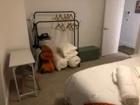 Stylish Central Penthouse: Free Parking & Wi-Fi - Homestay
